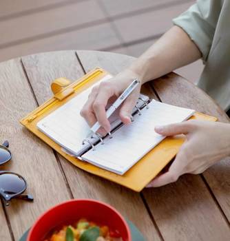 Organizer fILOFAX Finsbury Personal, skóra naturalna w kolorze musztardowym