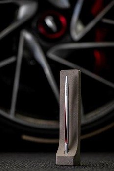 PININFARINA Segno Ethergraf® Aero z czerwonymi dodatkami