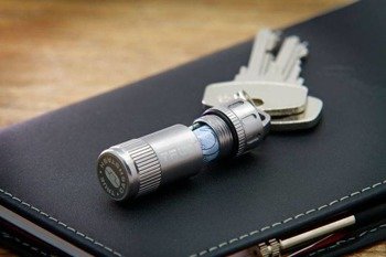 TU251 True Utility CashStash+ Brelok ze schowkiem na banknot